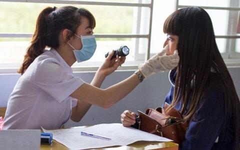 Kham suc khoe moi duoc tot nghiep: Bo GD&DT bao dung, luat su noi sai hinh anh