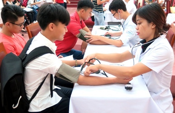 Dai hoc o Sai Gon ngung kham suc khoe cho sinh vien nam cuoi hinh anh