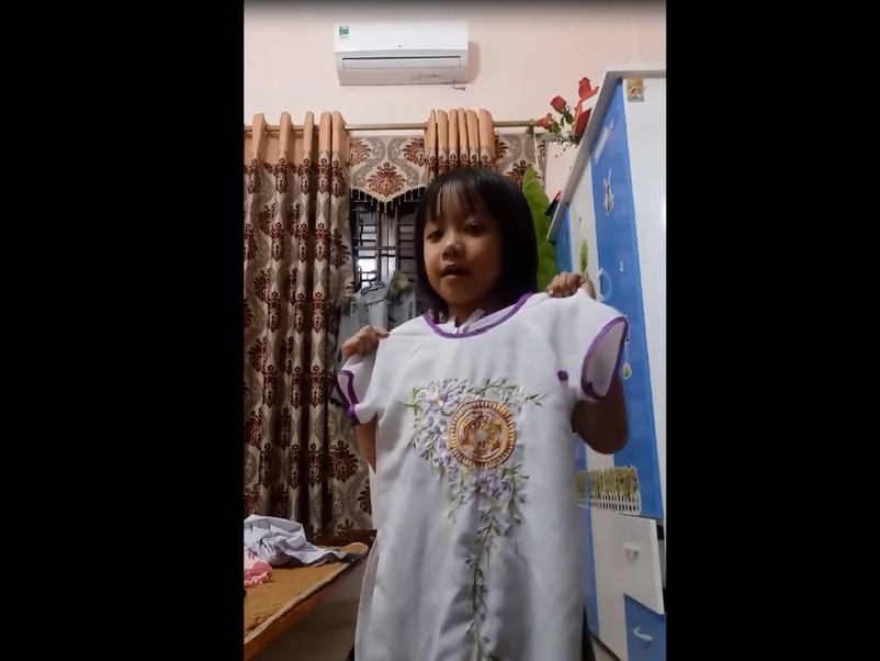 Be gai 6 tuoi livestream ban hang chuyen nghiep hinh anh