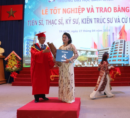 trao bằng tốt nghiệp ảnh 1 trao bang tot nghiep anh 1