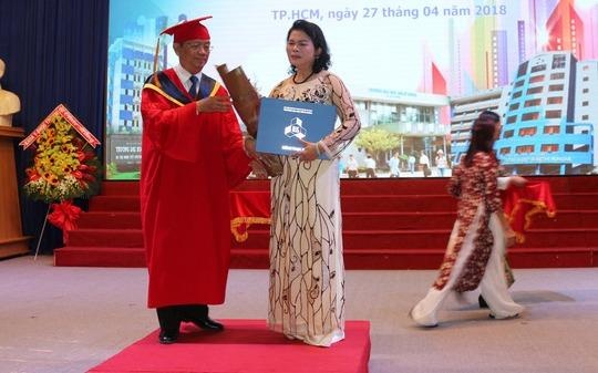 Trao bang thac si danh du cho nu hoc vien qua doi vi tai nan hinh anh