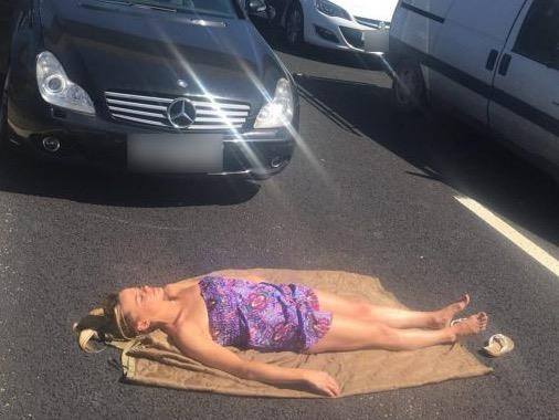 Bi ket xe 3 tieng, co gai tranh thu nam phoi nang giua duong hinh anh