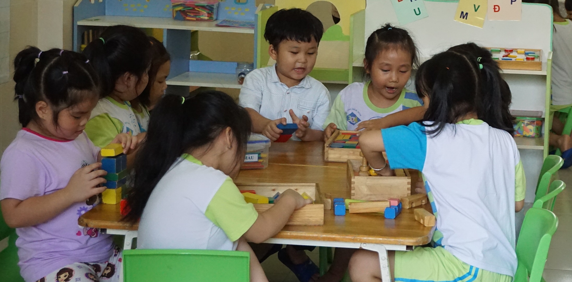 Truong bi rut giay phep, hon 200 tre o Sai Gon phai chuyen noi hoc moi hinh anh