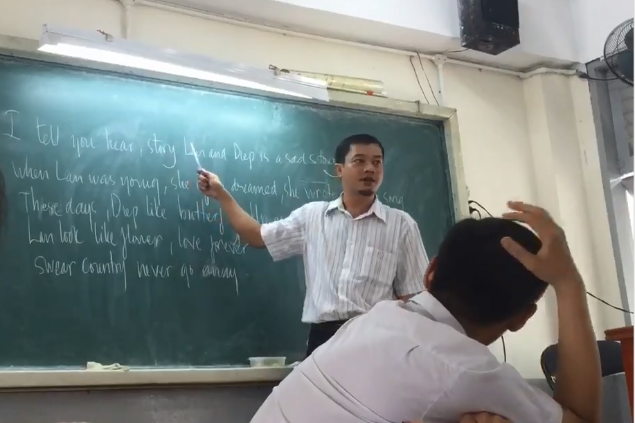 Thay giao Sai Gon day hat 'Chuyen tinh Lan va Diep' bang tieng Anh hinh anh