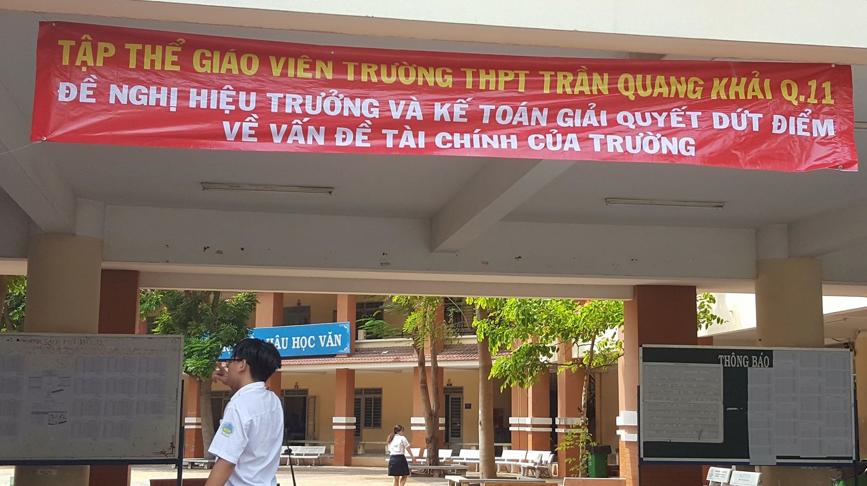 Hieu truong bi dinh chi cong tac vu chenh lech thu chi 3,6 ty dong hinh anh