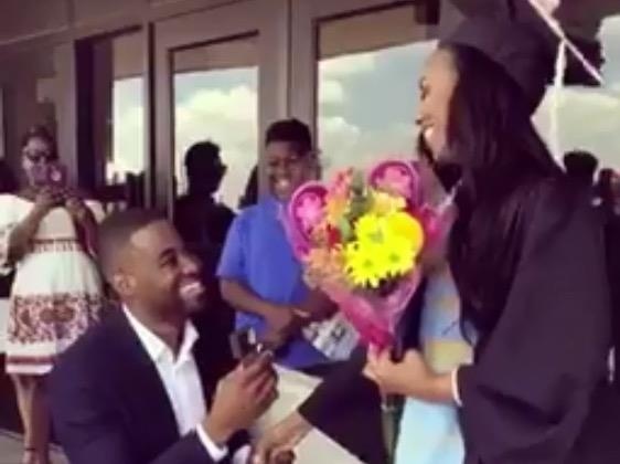 Chang trai bi nem da vi cau hon tai le tot nghiep cua ban gai hinh anh