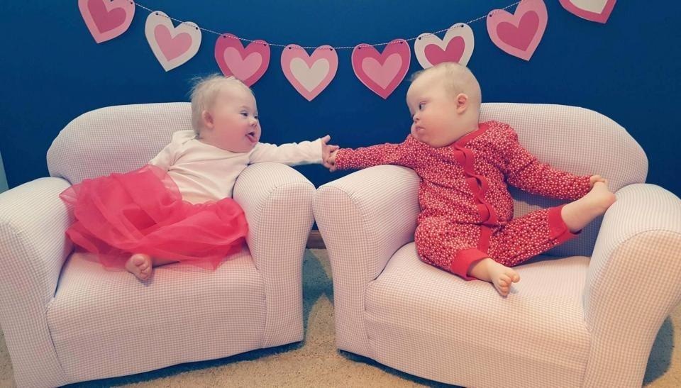 Khoanh khac vui dua cua hai dua tre cung mac hoi chung Down hinh anh