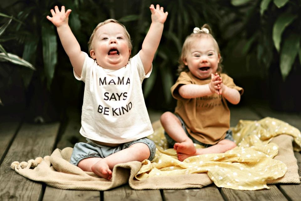 Tinh ban dang yeu cua hai em be mac hoi chung Down hinh anh