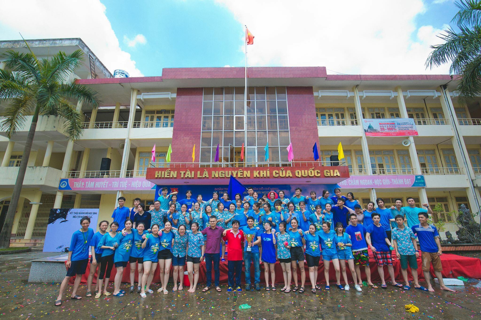 thầy hiệu trưởng chơi bóng nước cùng học trò ảnh 1 thay hieu truong choi bong nuoc cung hoc tro anh 1