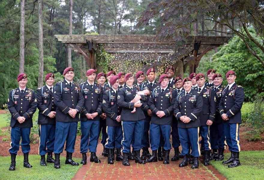 Linh My dot phao giay an mung con dau long cua dong doi hinh anh