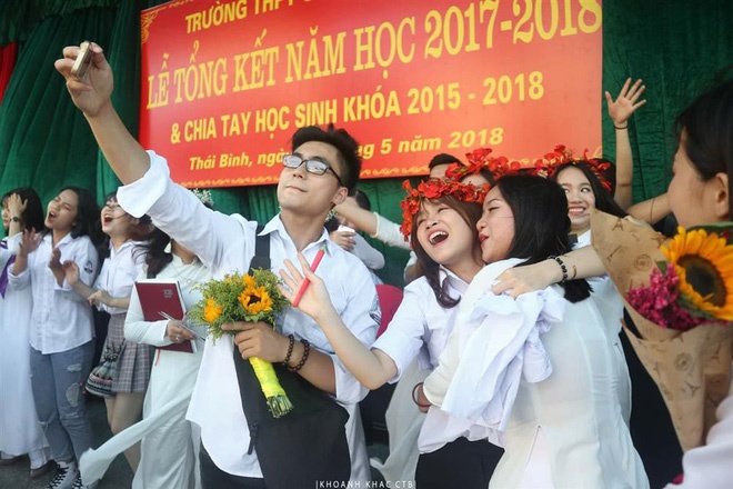 em trai son tung mtp om ban trong le be giang anh 1