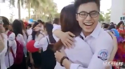 Em trai Son Tung xin om chia tay ban trong le be giang hinh anh