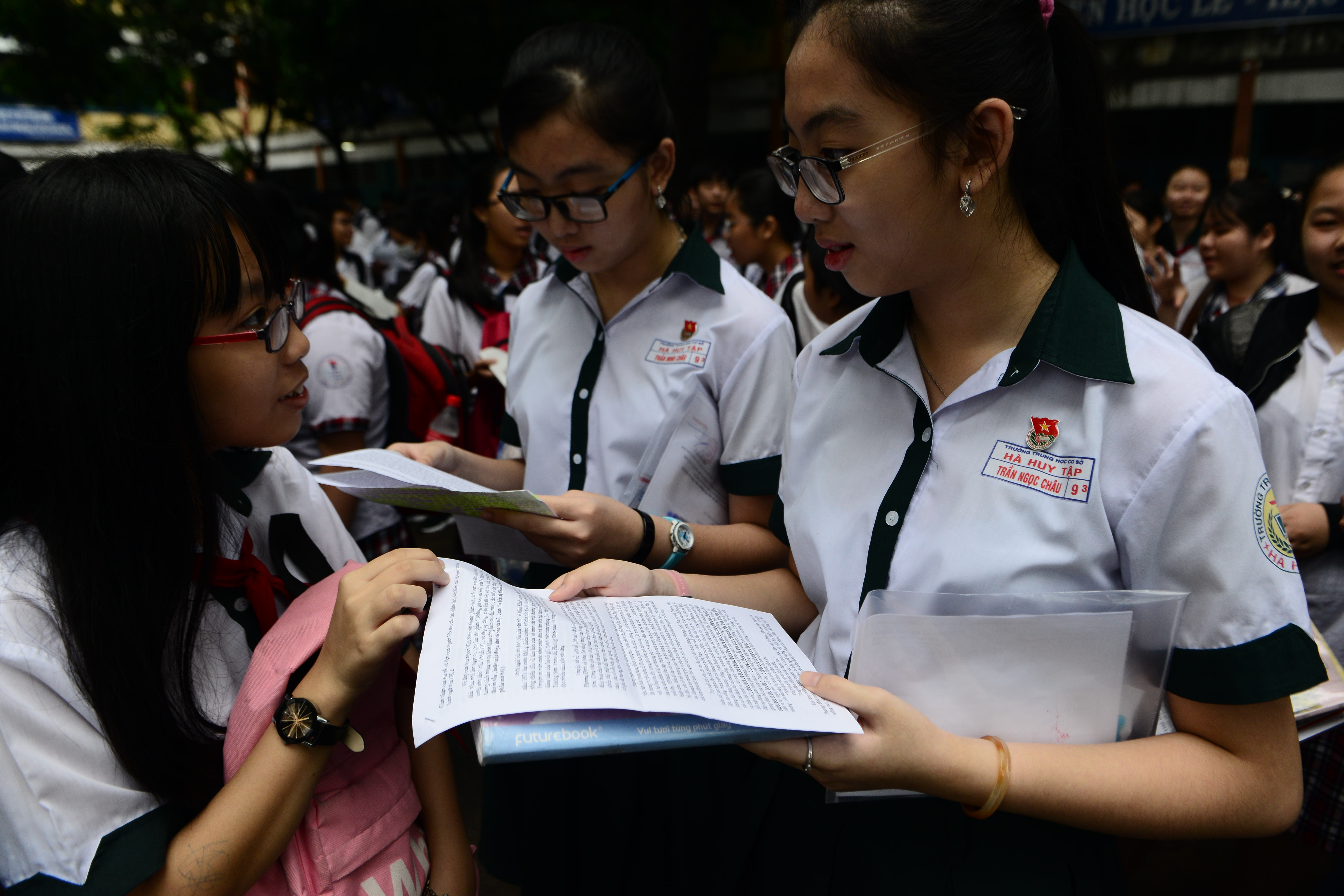 Thi sinh nhan xet de thi Toan vao lop 10 hinh anh