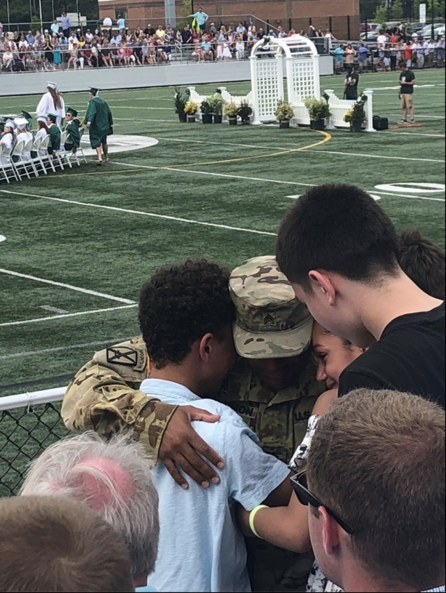 người lính dự lễ tốt nghiệp con trai gây xúc động ảnh 2 nguoi linh du le tot nghiep con trai gay xuc dong anh 2