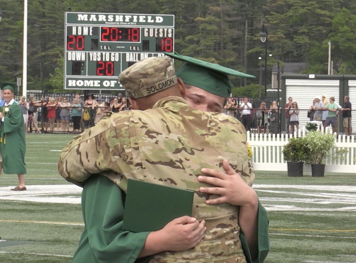 Khoanh khac doan tu cua nguoi linh My va con trai o le tot nghiep hinh anh