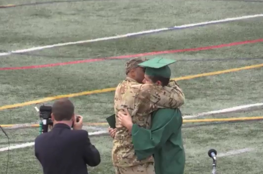 người lính dự lễ tốt nghiệp con trai gây xúc động ảnh 1 nguoi linh du le tot nghiep con trai gay xuc dong anh 1