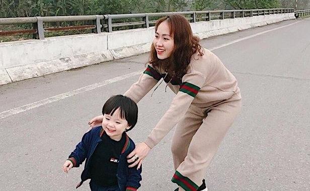 9X Nghe An thuong bi nham la 'me tre' khi di voi em ruot kem 18 tuoi hinh anh