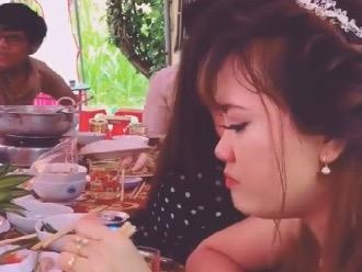 Nguoi yeu cu cua chu re khoc trong dam hoi? hinh anh