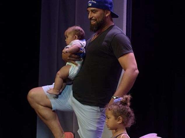 Ong bo mua cung con gai khoc nhe tren san khau hinh anh