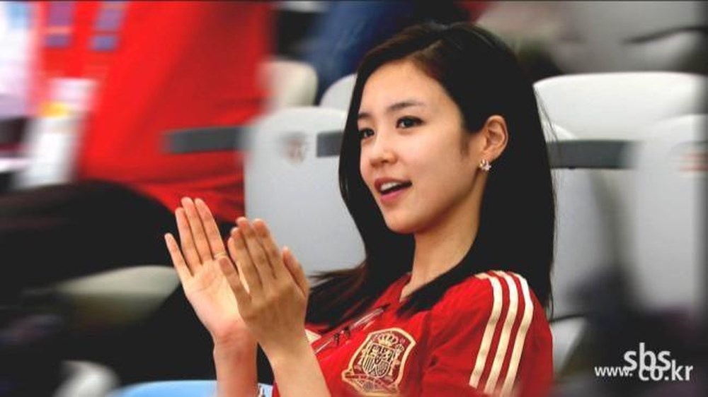 Nu MC Han Quoc tung 'gay thuong nho' tai World Cup 2014 hinh anh