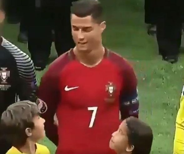 Ronaldo 'don tim' khi cuoi ngot ngao voi fan nhi hinh anh
