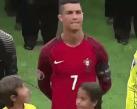 Khoanh khac 'don tim' fan nhi cua Ronaldo bat ngo gay sot sau 2 nam hinh anh