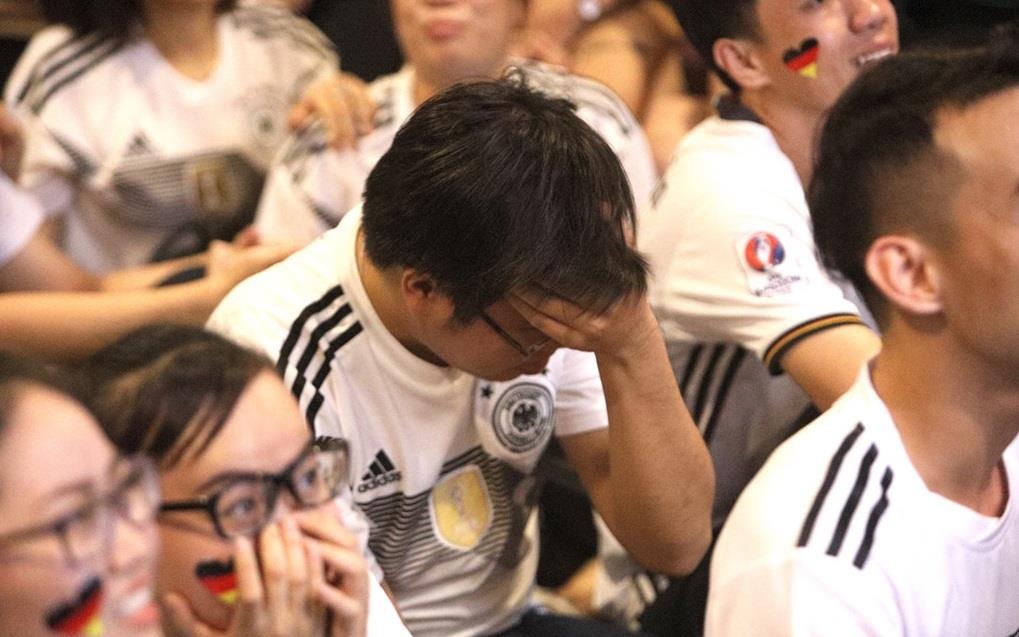 Chia tay nguoi yeu mua World Cup: Chon em hay bong da? hinh anh