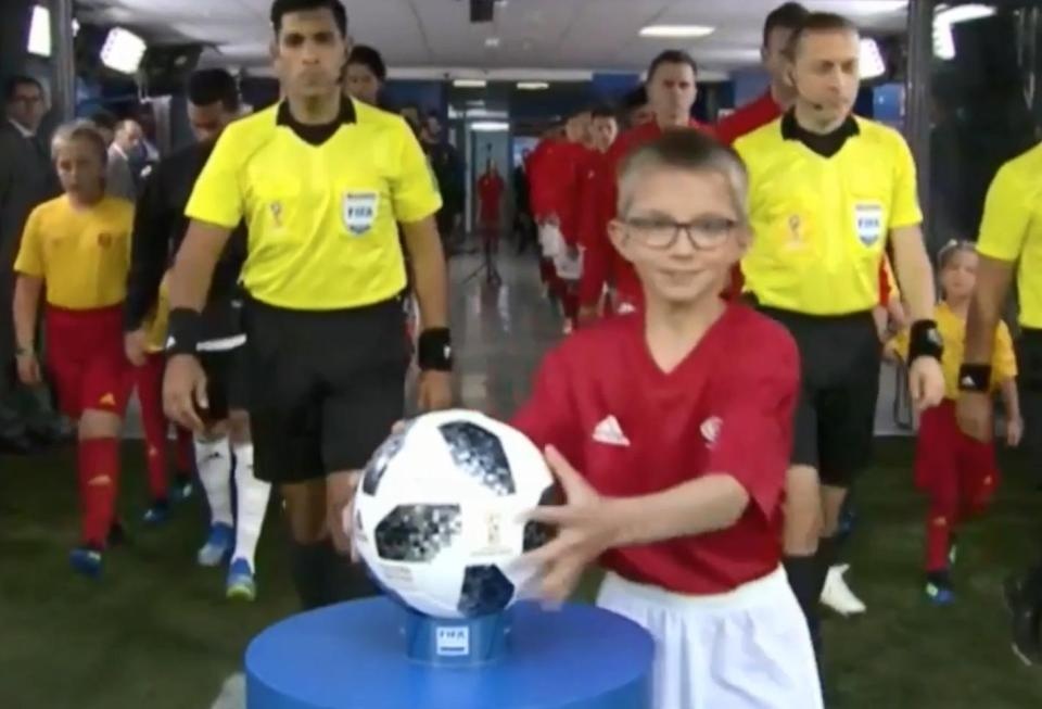 Cau be hon nhien 'cuop bong' cua trong tai tran Nga - Ai Cap hinh anh