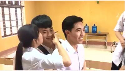 Nam sinh duoc nhieu ban nu hon tam biet trong ngay hoc cuoi hinh anh