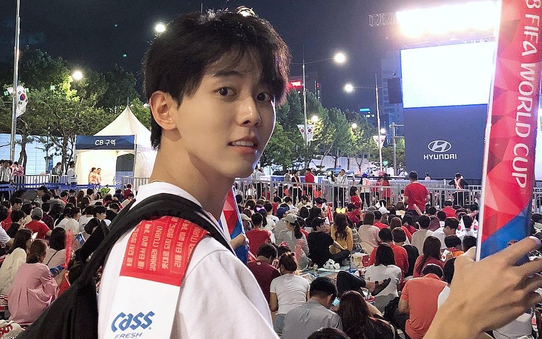 Trai dep Han Quoc 32 tuoi, cao 1,88 m noi bat khi di xem World Cup hinh anh