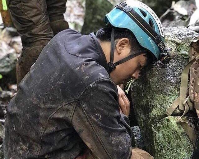 Nhom cuu ho doi bong Thai Lan kiet suc trong bun lay lam nen phep mau hinh anh