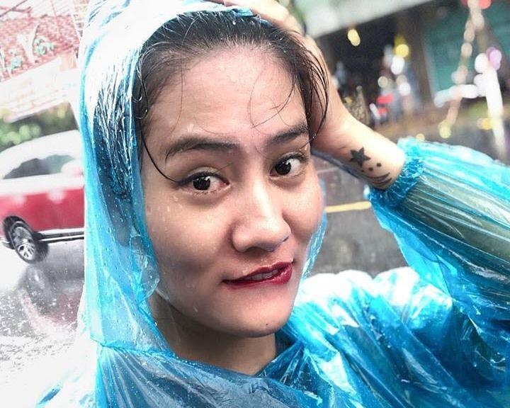 Co gai selfie giua troi mua sau dot nong keo dai duoc tim thay hinh anh