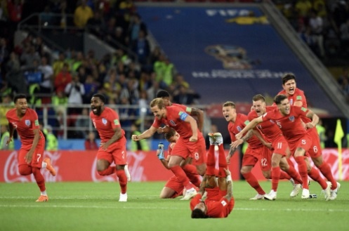 fan tạo dáng chuột rút kyle walker để cổ vũ đội tuyển anh ảnh 1 fan tao dang chuot rut kyle walker de co vu doi tuyen anh anh 1
