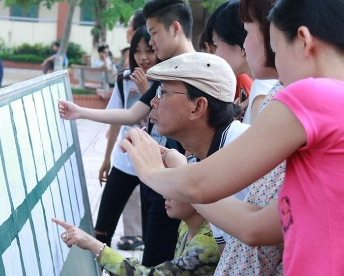 Diem san xet tuyen DH Kinh te - Luat TP.HCM la 17 hinh anh