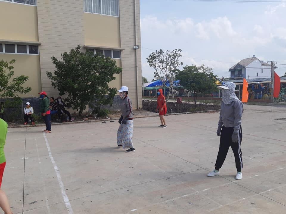 phụ nữ trùm kín chơi bóng chuyền giữa trời nắng ảnh 1 phu nu trum kin choi bong chuyen giua troi nang anh 1