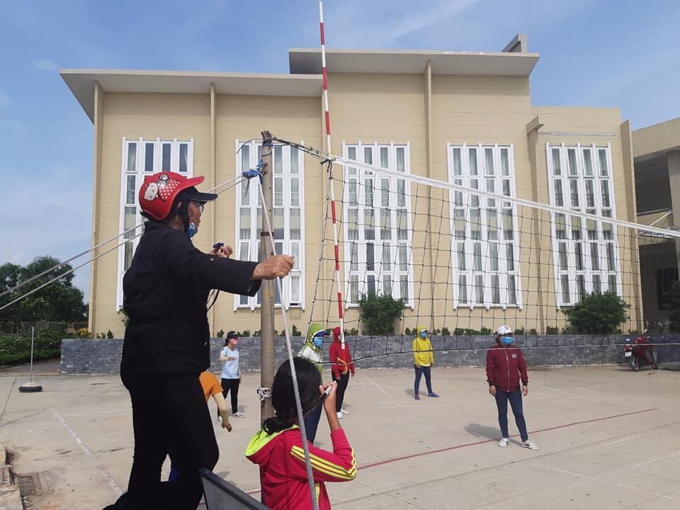 phụ nữ trùm kín chơi bóng chuyền giữa trời nắng ảnh 2 phu nu trum kin choi bong chuyen giua troi nang anh 2