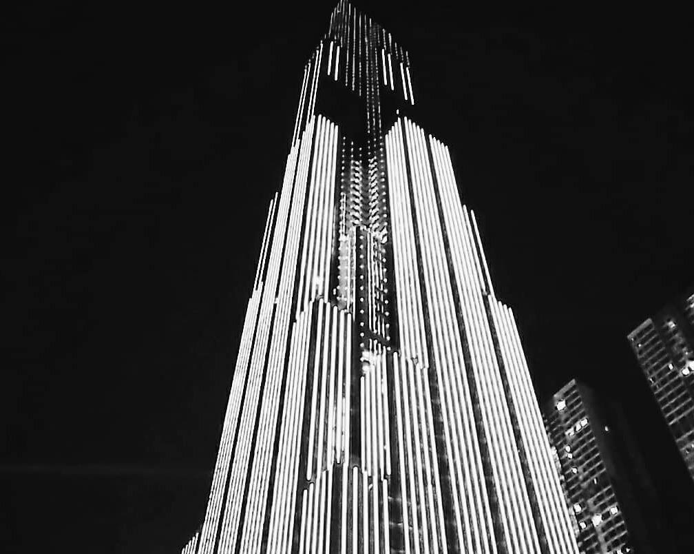 Toa nha cao nhat Viet Nam Landmark 81 bung sang trong dem hinh anh