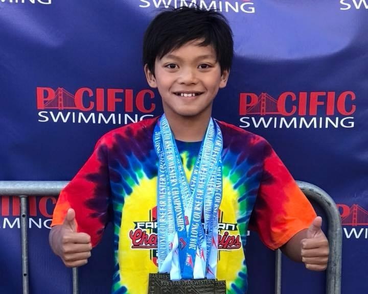 Cau be 10 tuoi xo do ky luc boi ton tai 23 nam cua Michael Phelps hinh anh