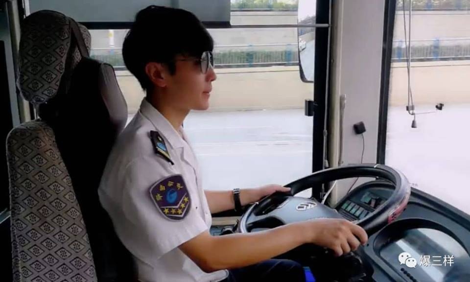 Anh chang lai xe bus bat ngo noi tieng vi dien trai nhu dien vien hinh anh
