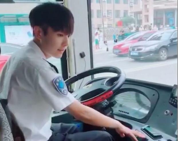 Tai xe xe bus dien trai nhu dien vien hinh anh