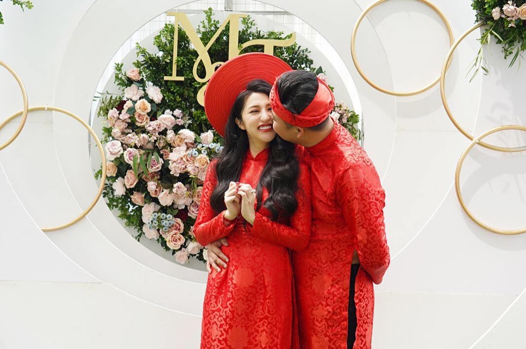 Vo chong Van Navy hon nhau ngot ngao trong dam hoi hinh anh