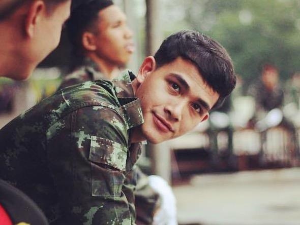 Chang si quan 9X dep trai duoc vi nhu dai uy Yoo phien ban thuc hinh anh