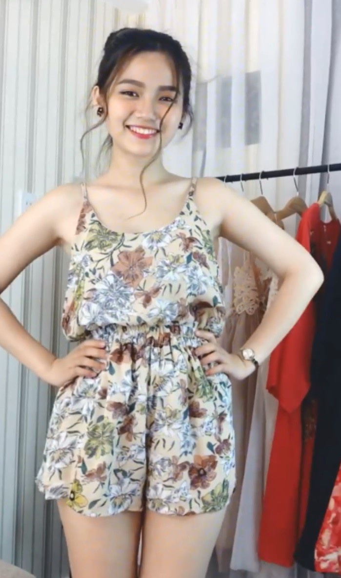 hot girl ban hang noi tieng anh 11