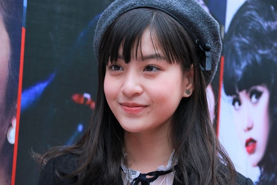 'Hot girl IELTS' tu tin the hien kha nang hat tieng Anh hinh anh