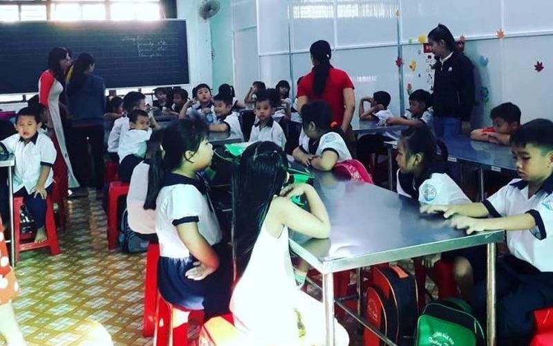 Hoc sinh phai ngoi bang ghe nhua, dung ban inox hinh anh