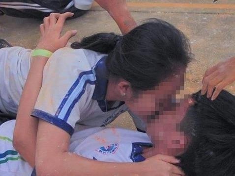 Hieu truong DH Can Tho: Tro choi 'Chuyen the bang mat' khong phan cam hinh anh