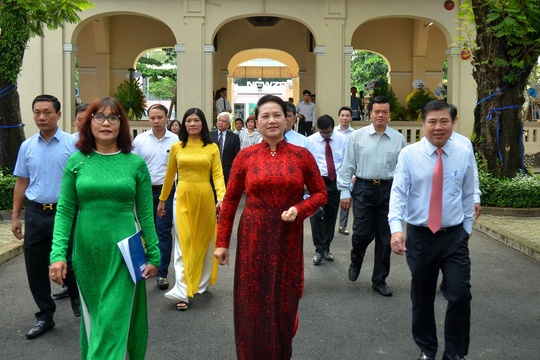 Hieu truong duoc tuyen dung, nen khong? hinh anh