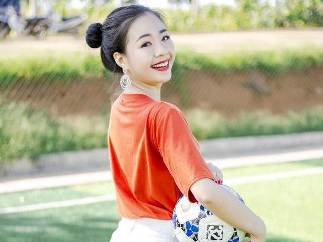 Nu sinh DH Vinh duoc tim kiem sau clip hat phat truoc lop hinh anh