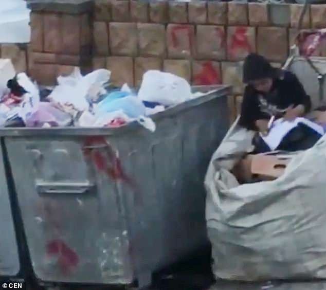 bé gái học trên bãi rác ảnh 2 be gai hoc tren bai rac anh 2