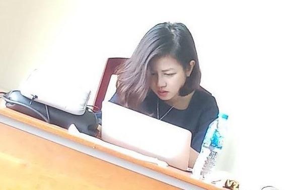 Sinh vien chup len co giao day Triet hoc tren lop vi xinh dep hinh anh